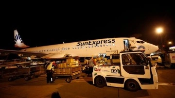 SunExpress'in "hava köprüsü"yle ilk yardım uçağı Antalya'da