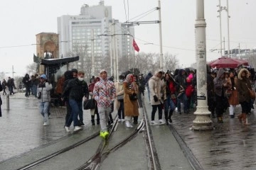 Taksim Meydanı'nda kar yoğunluğu