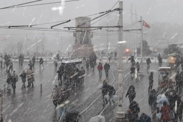 Taksim'de lapa lapa kar yağdı