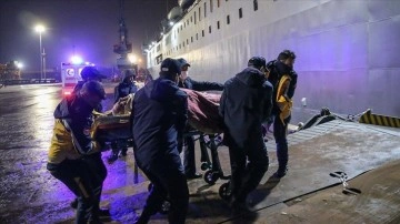 TCG İskenderun gemisiyle Mersin'e getirilen yaralılar hastanelere sevk edildi