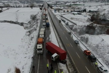 Tır, karda kaza yaptı Bursa İzmir karayolu felç oldu