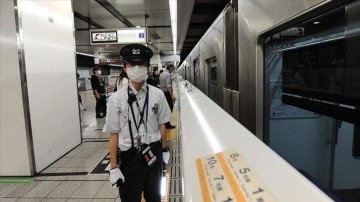 Tokyo'da trende yolculara bıçakla hücumcu eş vagonu ateşe verdi