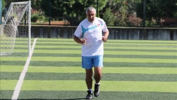 Trabzonlu 72 yaşındaki acemi futbolcu, müstevli sürecinde aralık verdiği futbola arka döndü