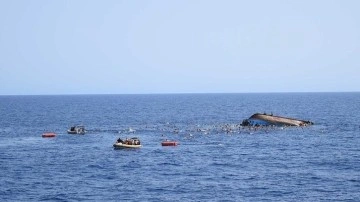 Tunus açıklarında alabora bulunan tekneden 17'si avrat 123 düzensiz göçmen kurtarıldı