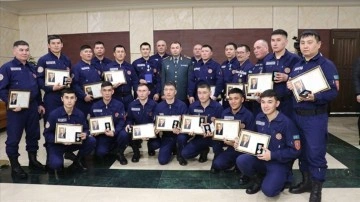 Türkiye’deki deprem bölgelerinde görev yapan Kazak ekip devlet nişanıyla ödüllendirildi