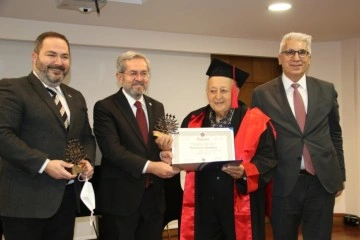 Türkiye'nin en yaşlı üniversite öğrencisi hukuk fakültesinden mezun oldu