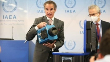 UAEA Başkanı Grossi, İran’da kullanılacak kameraları basın mensuplarına tanıttı