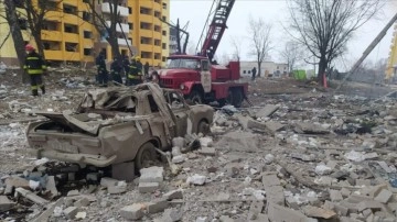 Ukrayna’da bombalanan yatakhane enkazından 3'ü çocuk 5 kişinin cesedi çıkarıldı