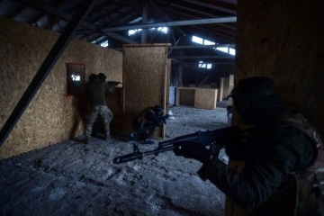 Ukrayna’da cepheye gidecek sivillere askeri eğitim veriliyor
