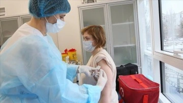 Ukrayna'da Kovid-19 aşısı yaptırmayan işyar ve öğretmenler işten uzaklaştırılacak