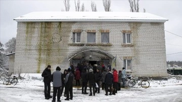 Ukrayna'da tahrip edilen Moşçun köyündeki siviller kış şartlarında hayata tutunmaya çalışıyor