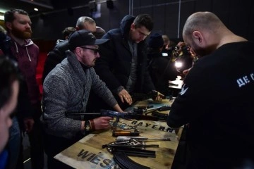 Ukraynalı siviller sinema salonunda silah eğitimi alıyor