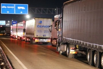 Ukrayna'ya ve Rusya’ya gidecek tır şoförlerinin sınır kapısında bekleyişi sürüyor