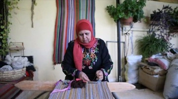 Ürdünlü kadın, el dokuma kilimleriyle yok olmaya yüz tutmuş bir zanaatı yaşatıyor