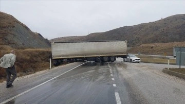 Yolda makas atan tır nedeniyle Çorum-Yozgat kara yolu 1,5 saat ulaşıma kapandı