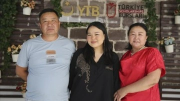 YTB, Moğolistanlı öğrenciyi 3 yıl sonra mezuniyet töreninde ailesiyle buluşturdu