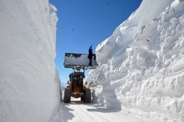Yüksekova’da 9 metrelik kar tünelleri şaşırtıyor