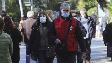 Yunanistan'da açık alanda maske zorunluluğuna son verildi