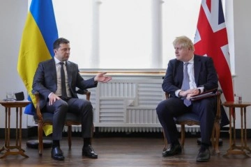 Zelenskiy ve Johnson'dan Donbass krizi konusunda diplomasi çağrısı
